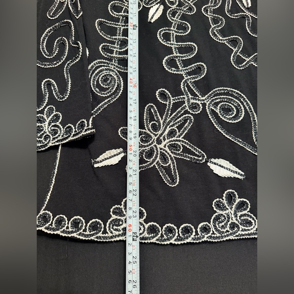 Lauren Michelle Black Top with White & Black Embroidery Ribbon detail VTG Luxury - Picture 10 of 13